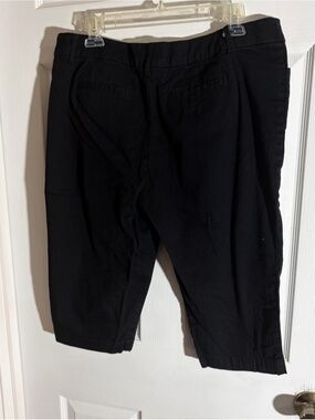 St. John's Bay Black Petite Capri Pants. Size 16P